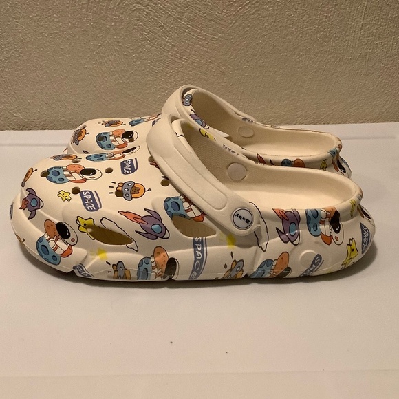 Boys Girls Clogs Kids Classic Garden Water Clogs Astronaut Print 36-37 - Picture 3 of 12